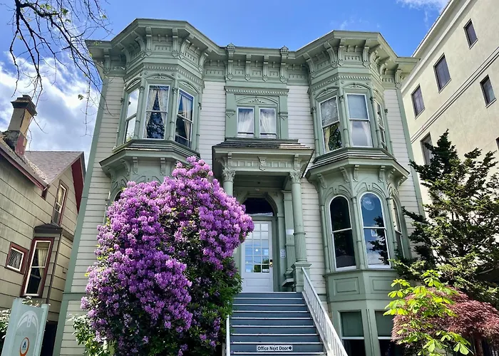 Hotel near College: Northwest Portland Hostel